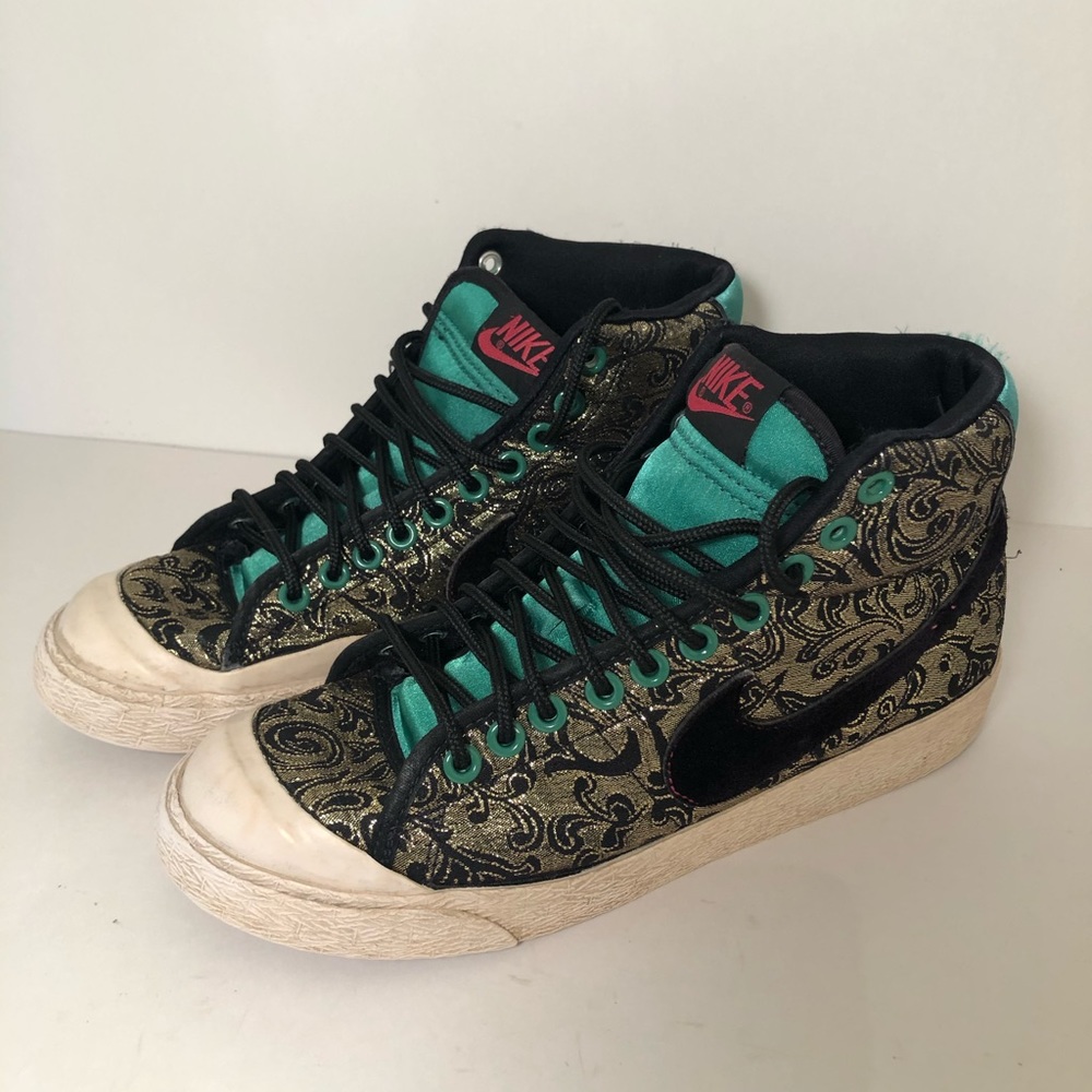 RARE Nike Shoes Green Black Design Size 7